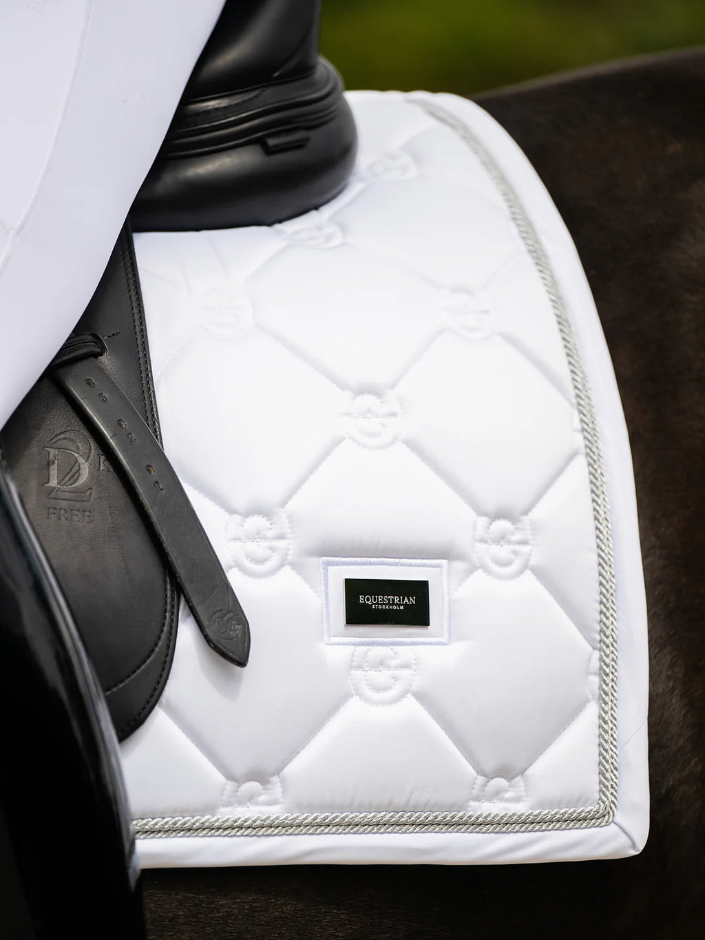Equestrian Stockholm kouluhuopa White Perfection Silver
